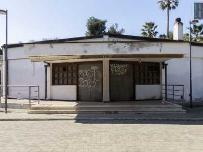 Anche qui c�� un bar abbandonato: un locale che � stato aperto solamente per poche occasioni